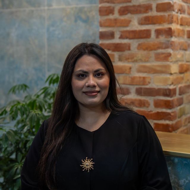 Nishma, pedicure og manicure hos LUJO by Hijack